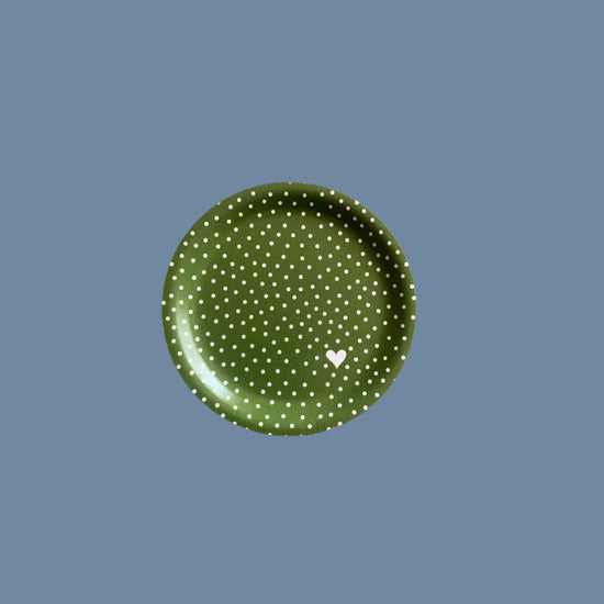 Vorderseite des Glasuntersetzers aus Holz mit Punkten grün vor mysblauem Hintergrund