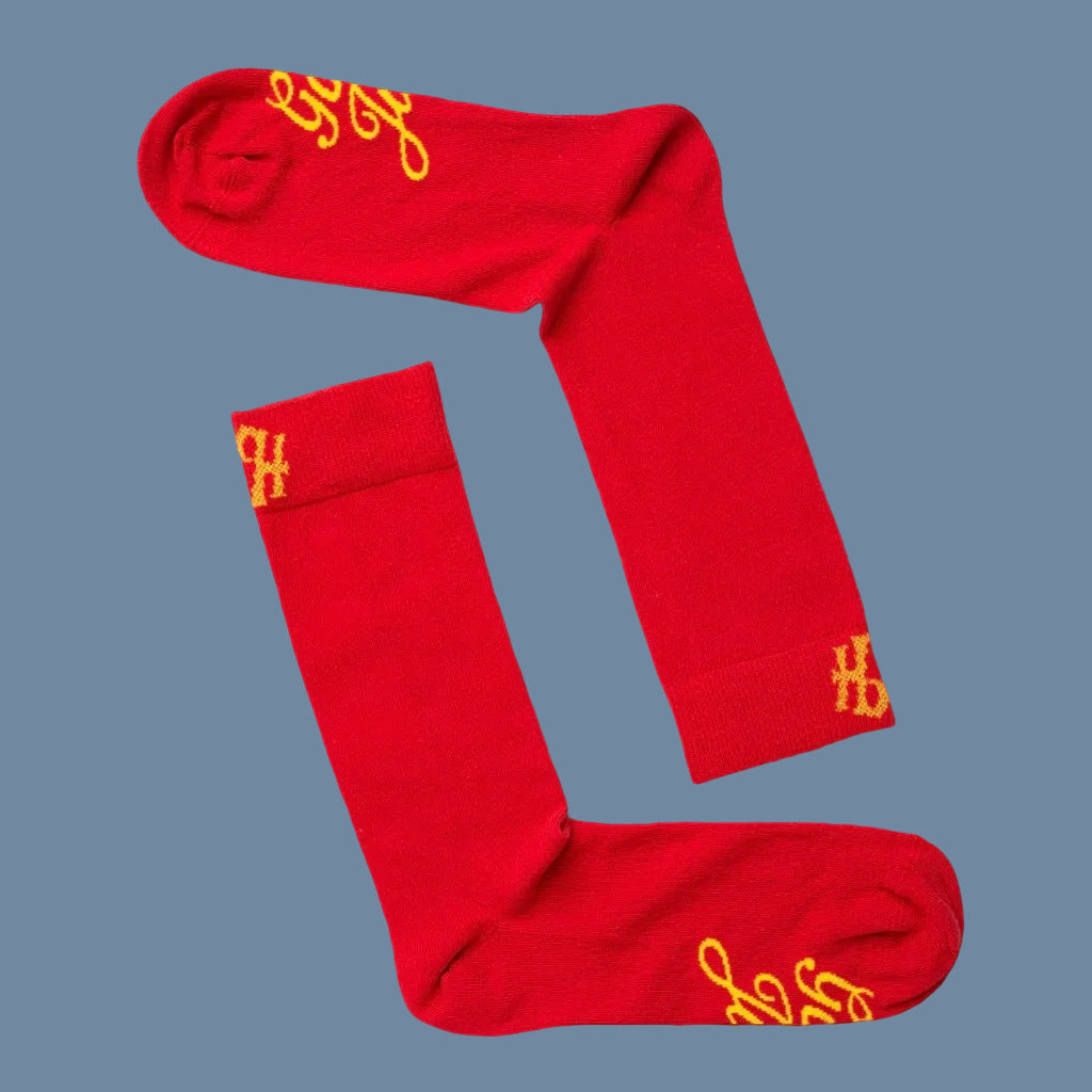 Rote Socken mit Aufschrift God Jul auf der Sohle