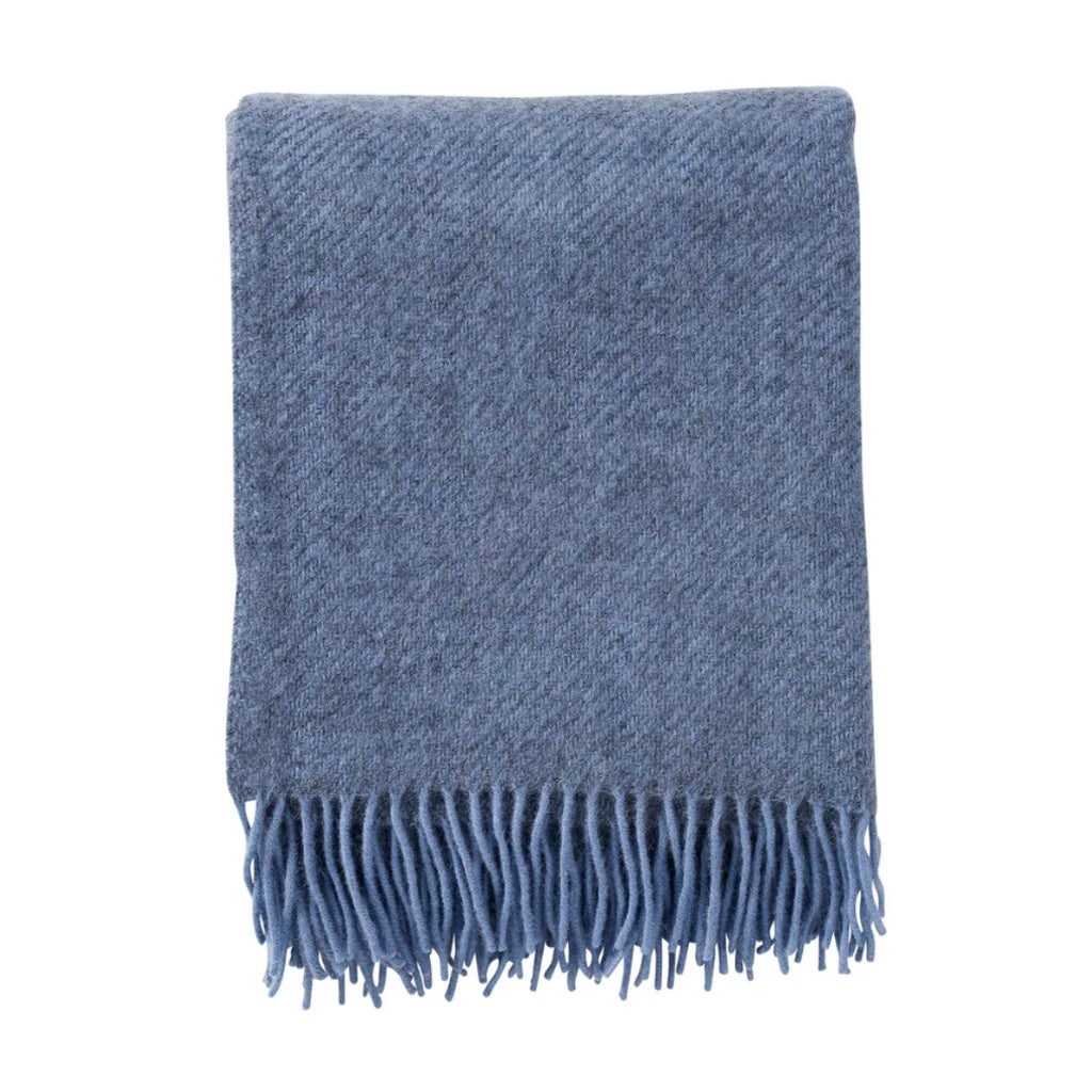 graublaue Gotlanddecke zusammengefaltet, man sieht schön die Graumelierung, das Blau ist nicht schreiend