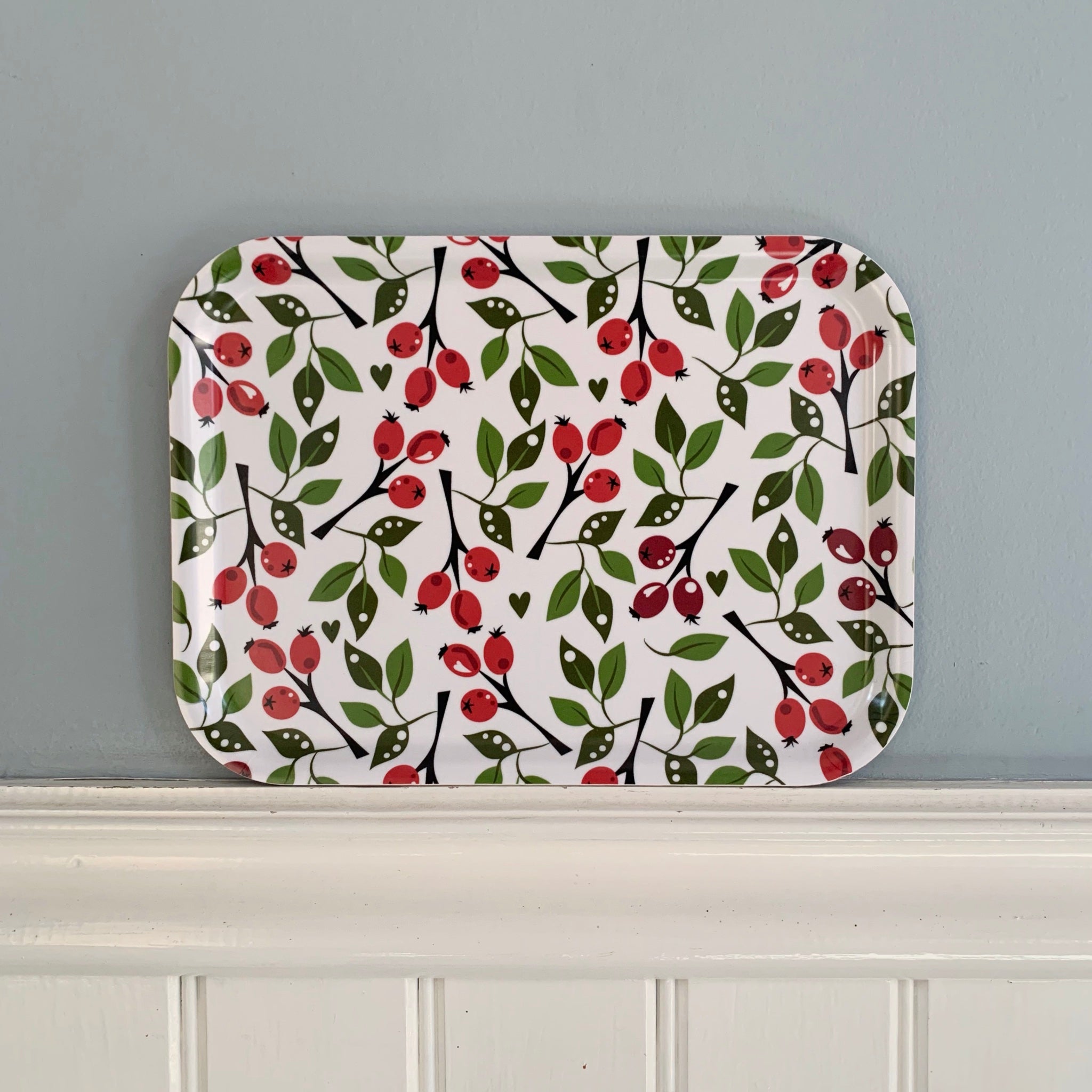 Holztablett rechteckig Hagebutten auf Holzvertäfelung mit blauem Hintergrund