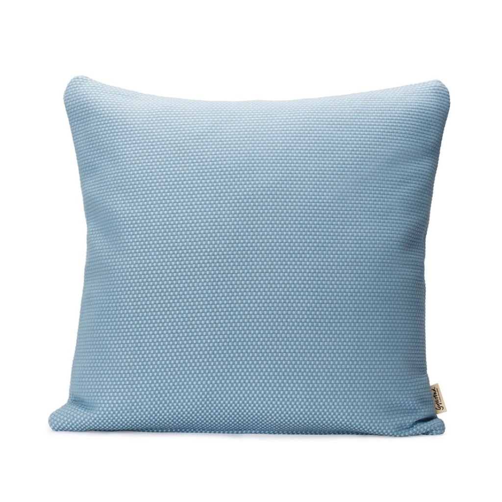Kissenbezug Heav Weave himmelblau mit Innenkissen vor weißer Wand
