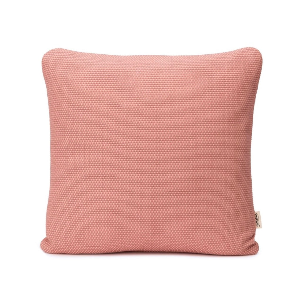 Kissen Heavy Weave in Rosa vor weißer Wand