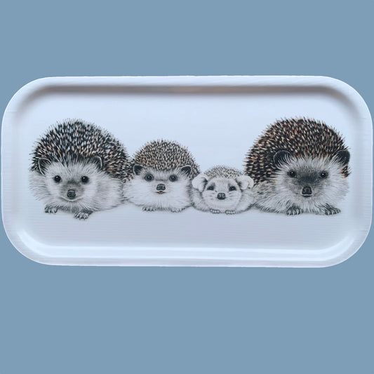 Holztablett länglich Henry's family weiß von Charlotte Nicolin mit vier Igeln vor mysblauem Hintergrund 