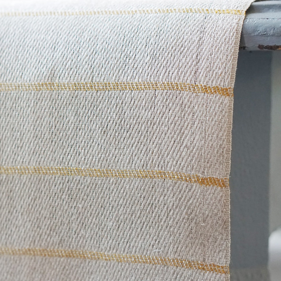 Detail des Tischläufers Högbo aus Leinen in umbra