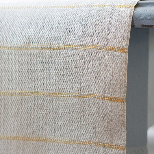 Detail des Tischläufers Högbo aus Leinen in umbra