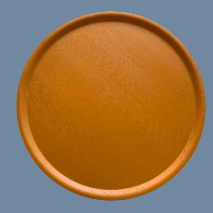 Holztablett Wood rund sand groß von Bengt&Lotta vor mysblauem Hintergrund