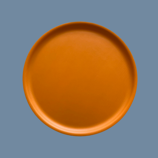 Holztablett Wood rund sand mittelgroß von Bengt & Lotta vor mysblauem Hintergrund