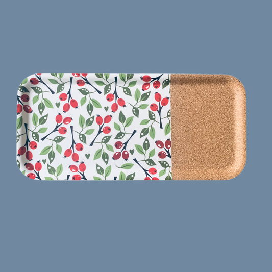 längliches Holztablett mit Korkteil und Hagebutten von Anneko