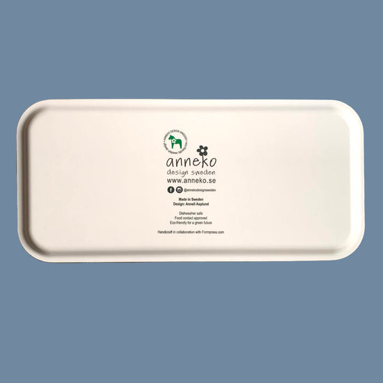 Rückseite des länglichen Holztabletts mit Punkten in Blau