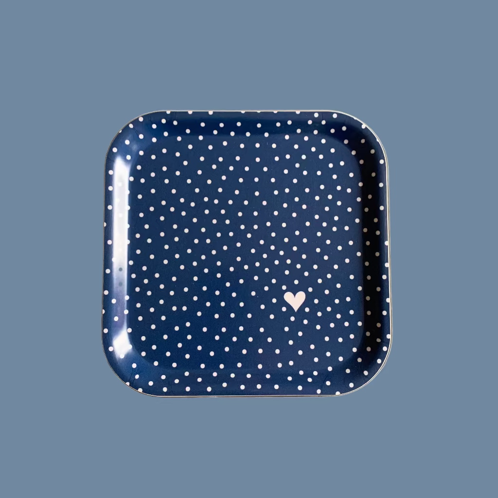 Blaues, quadratisches Holztablett mit weißen Punkten und einem weißen Herz in der rechten unteren Ecke