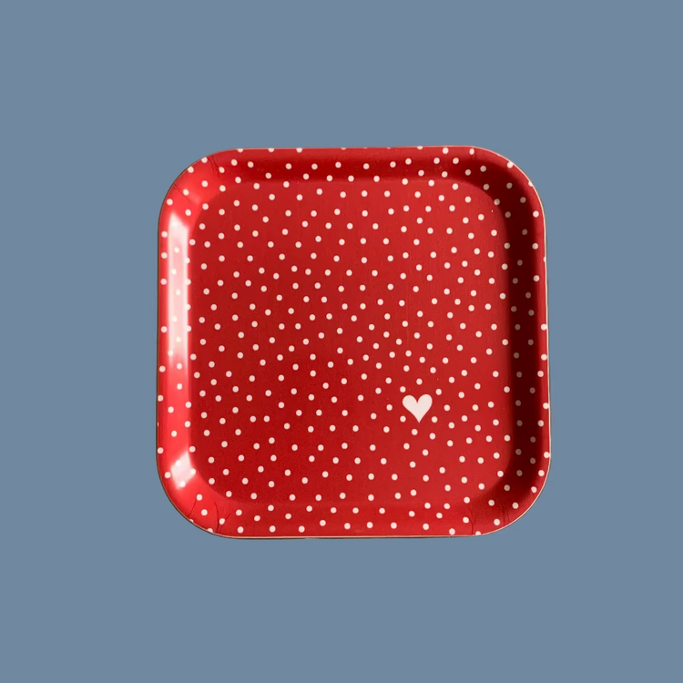 Rotes, quadratisches Holztablett mit weißen Punkten und einem weißen Herz in der rechten unteren Ecke