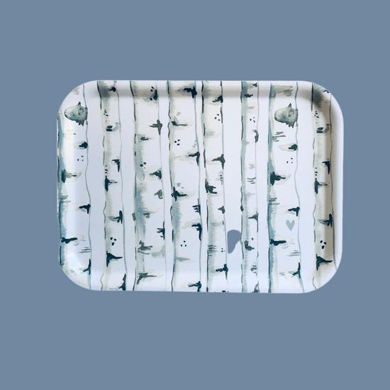 rechteckiges Holztablett mit Birkenstämmen