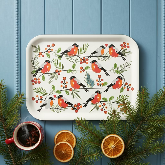 rechteckiges Holztablett mit Dompfaffen vor blauem Hintergrund