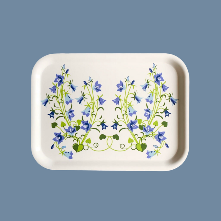 rechteckiges Holztablett mit Glockenblumen