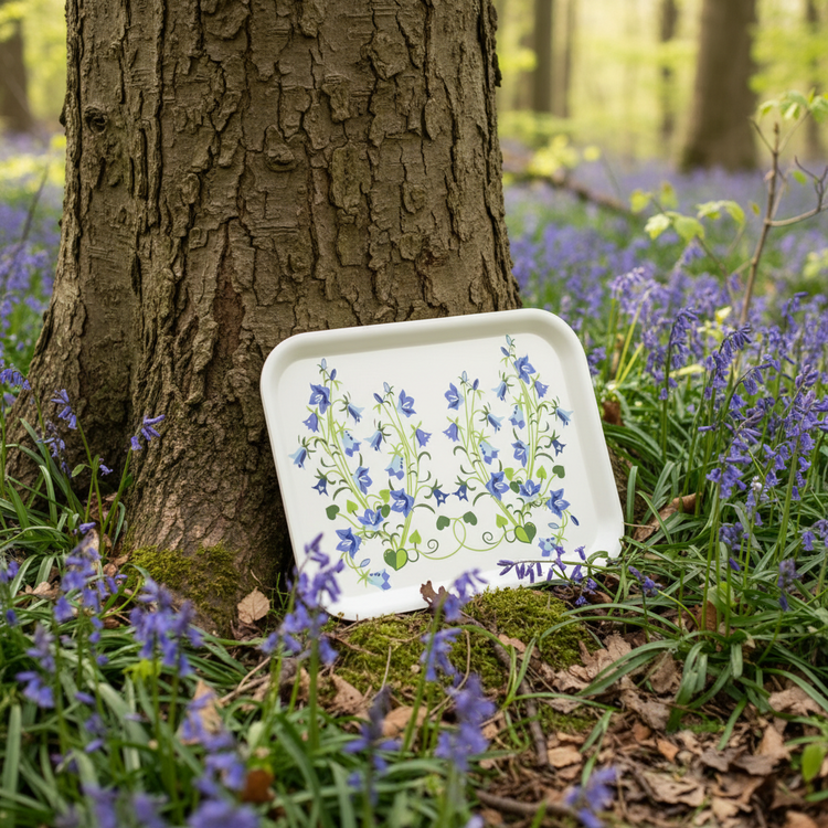 Holztablett mit Glockenblumen in KI generierter Umgebung