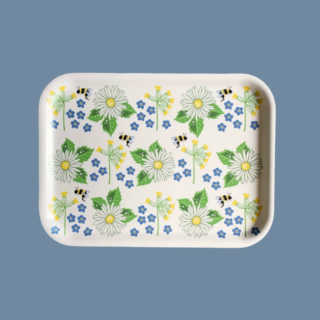 rechteckiges Holztablett mit Primeln