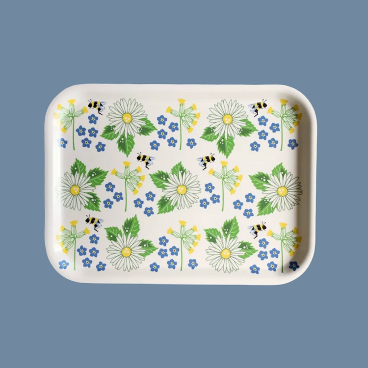 rechteckiges Holztablett mit Primeln