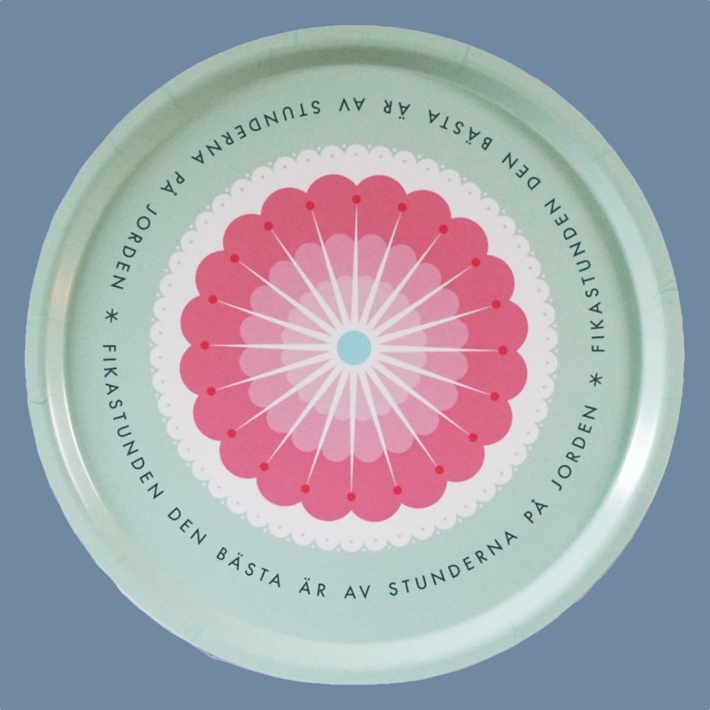 hellgrünes Hoztablett rund mit Motiv Fika von David Linder vor mysblauem Hintergrund