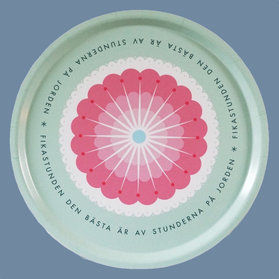 hellgrünes Hoztablett rund mit Motiv Fika von David Linder vor mysblauem Hintergrund