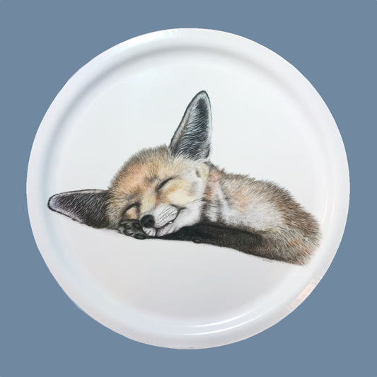 Holztablett rund mit schlafendem Fuchs auf weißem Grund