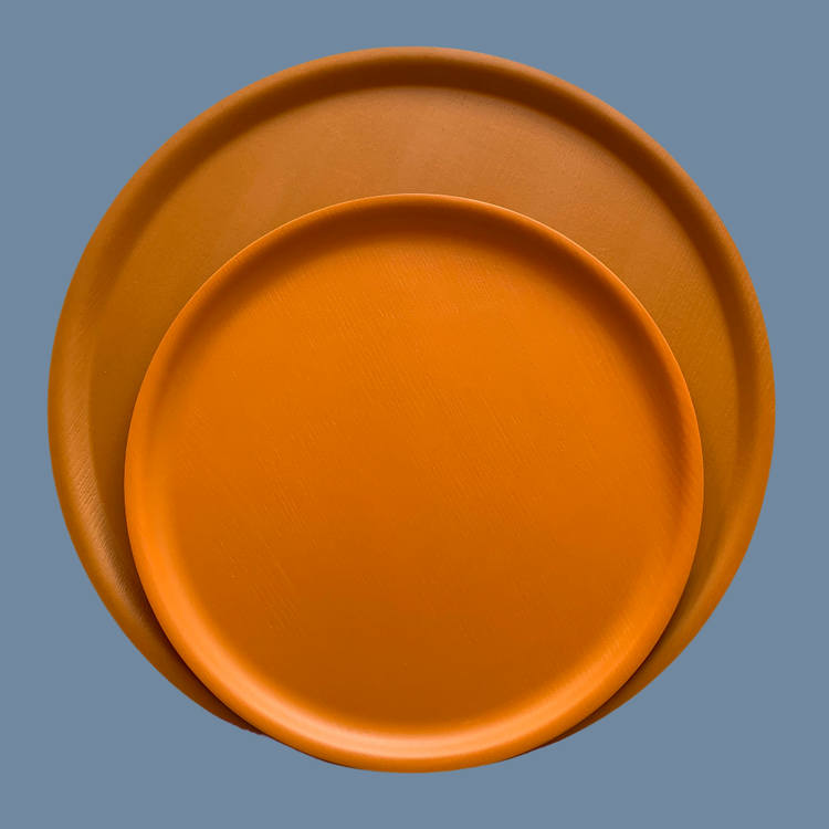 Zwei runde Holztabletts Wood sand von Bengt und Lotta in zwei Größen aufeinander liegend