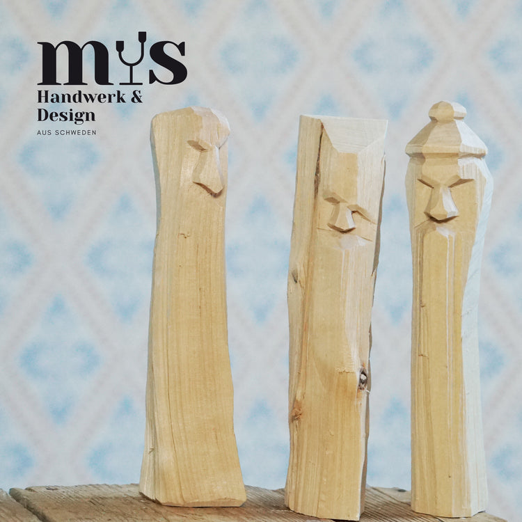 drei Kerle aus Holzscheiten handgeschnitzt naturbelassen, mit mys-Logo