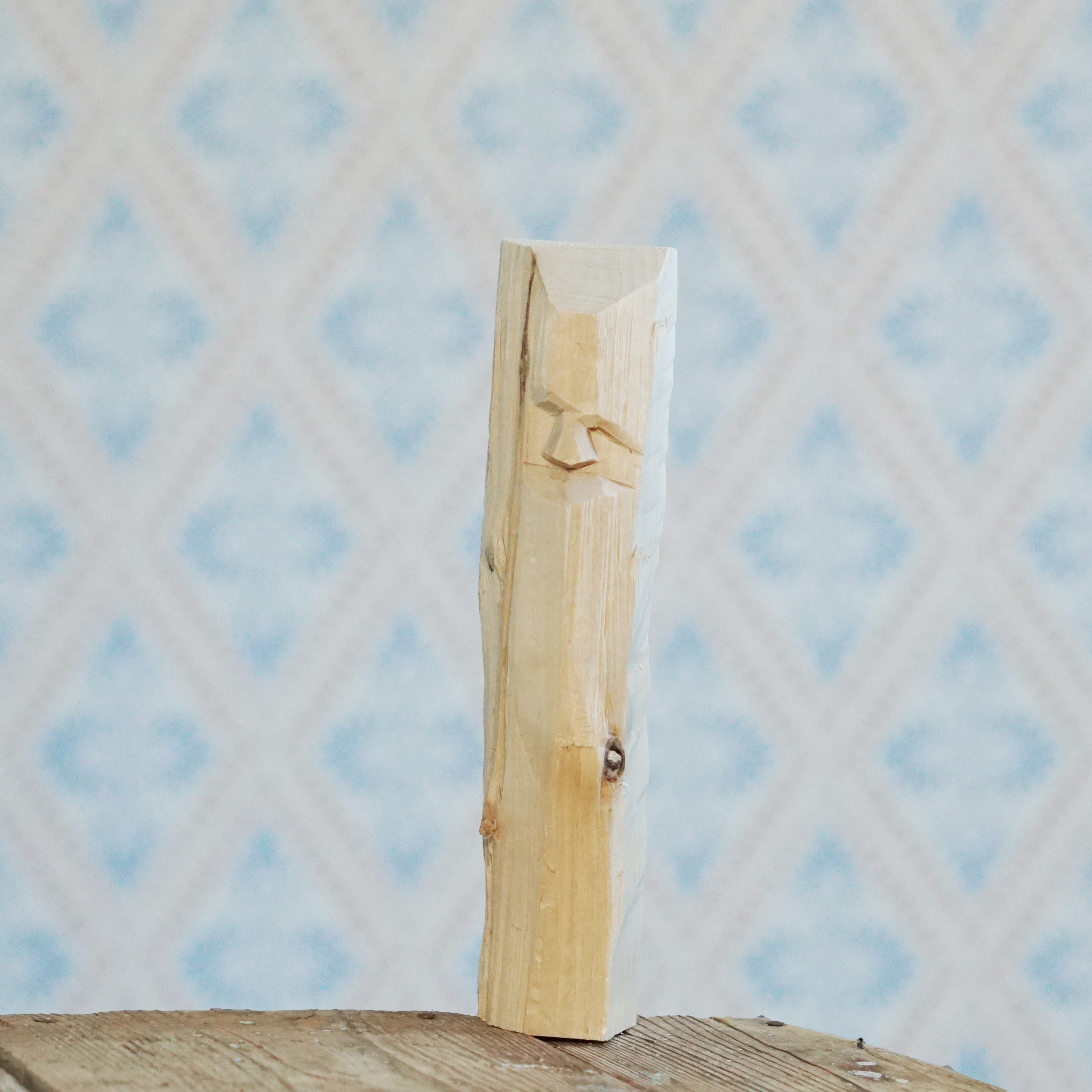 Kerl 2 aus Holzscheit handgeschnitzt naturbelassen, ohne Mütze
