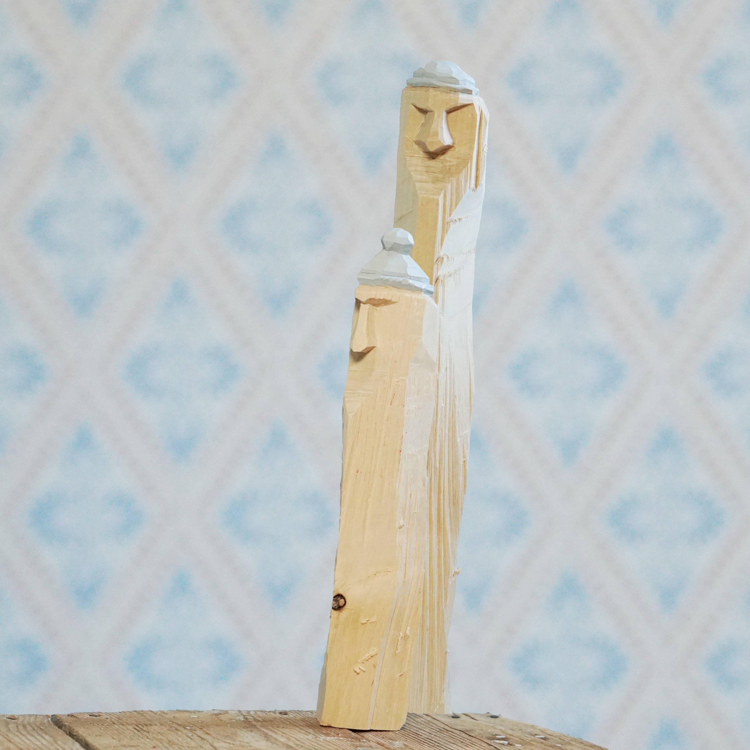 Kerle 2 und 3, Wichtel aus Holz handgeschnitzt mit grauen Mützen