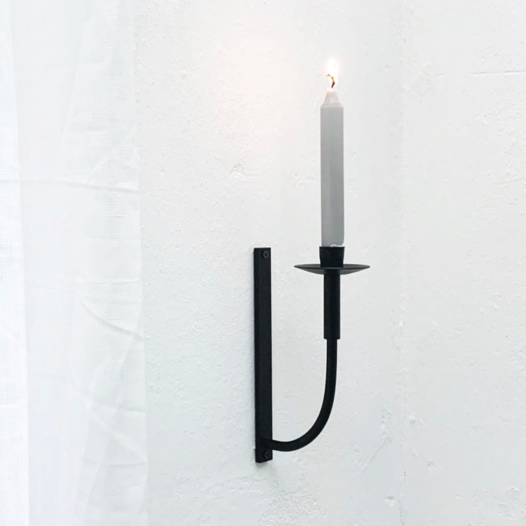 Kerzenhalter_Metall_Lampett_schwarz_mitgrauerKerze_Vages_Mys-Shop