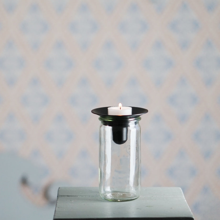 Kerzenhalter Burk aus schwarzem Metall mit Teelicht auf Glas von Våges