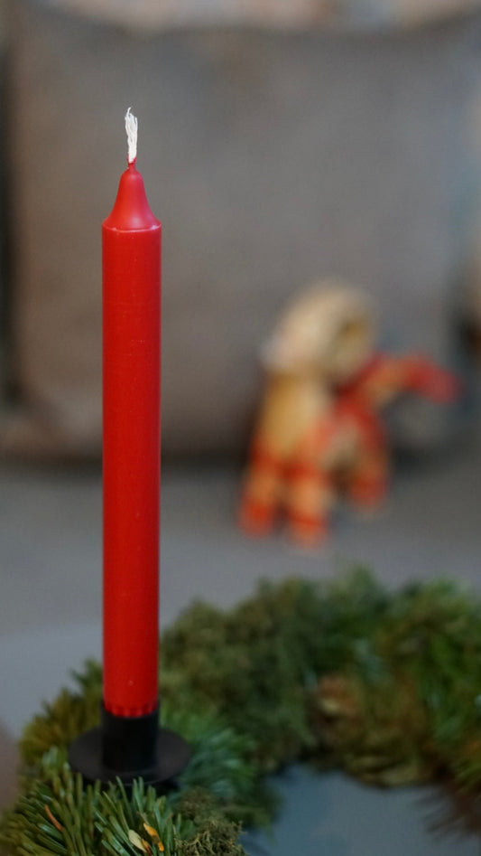 Kerzenhalter für Kranz mir roter Kerze an geünem Kranz im Hintergrund ein julock