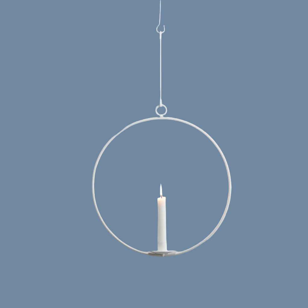 weißer Kerzenring hängend mit Kerze und zwei Haken