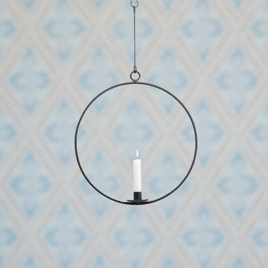 Kerzenring hängend mit einer Kerze von Spegels vor mys Tapete