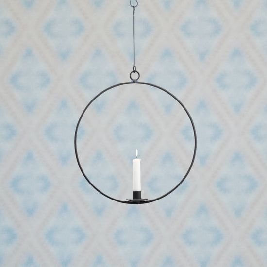 Kerzenring hängend mit einer Kerze von Spegels vor mys Tapete