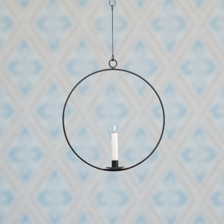 Kerzenring hängend mit einer Kerze von Spegels vor mys Tapete