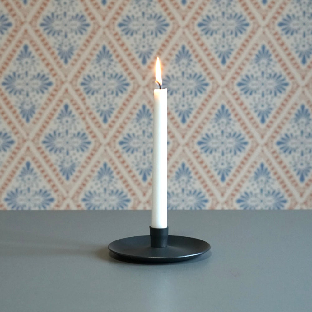 Kerzenständer mit Tellerfuß Klassisk Metall dunkelblau vor Schwedentapete