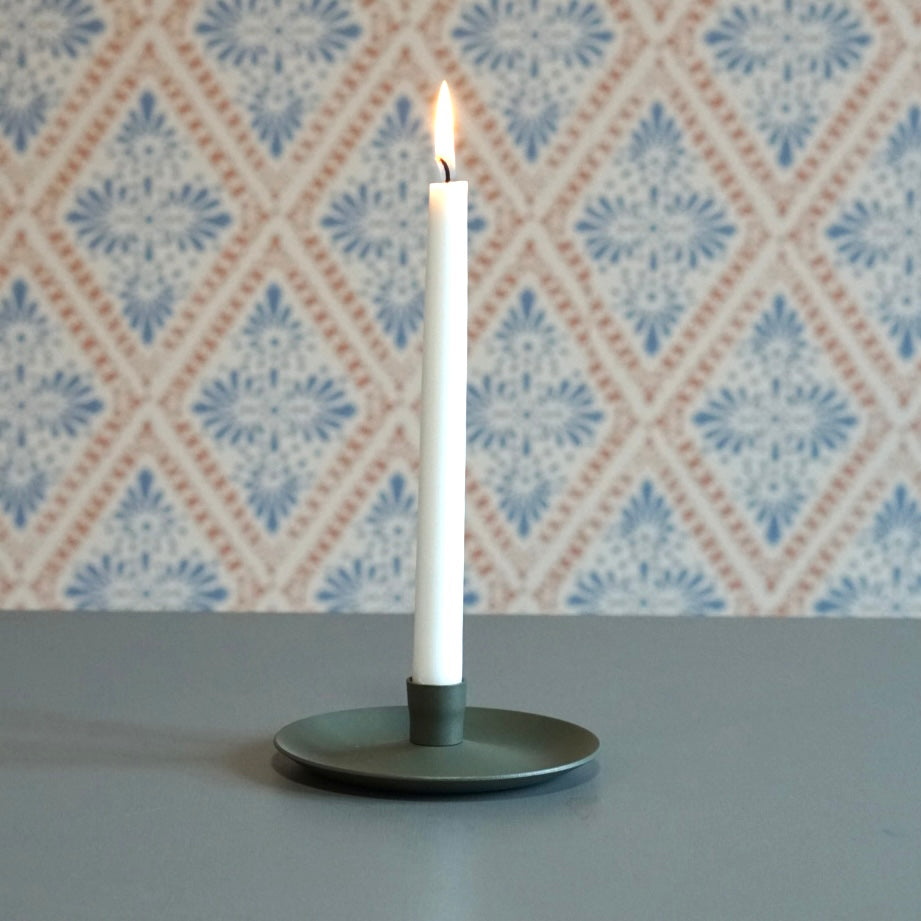 Kerzenständer mit Tellerfuß Klassisk Metall dunkelgrün mit brennender Kerze vor Schwedentapete