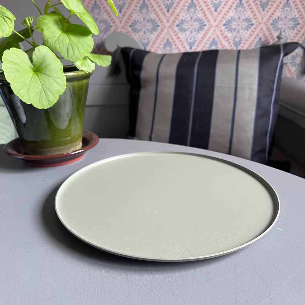 Kerzenteller Ljusfat wiese in romantischem Setting auf Tisch mit Pelargonie und Leinenkissen im Hintergrund