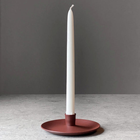 Kerzenhalter Klassik aus Metall in Rostrot mit Kerze