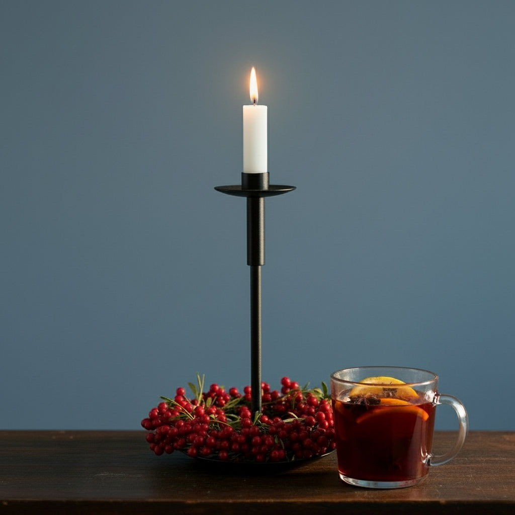 Kerzenhalter Klassisk in KI generietem Interieur mit mysblauem Hintergrund und dampfendem Glöggglas