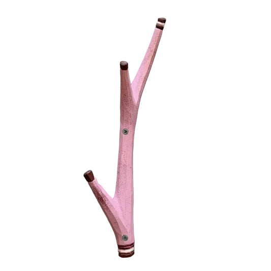 Kleideraken aus einem Birkenast mit drei Haken in Farbe Himbeere mit dunkelfarbigen Absätzen an Kanten