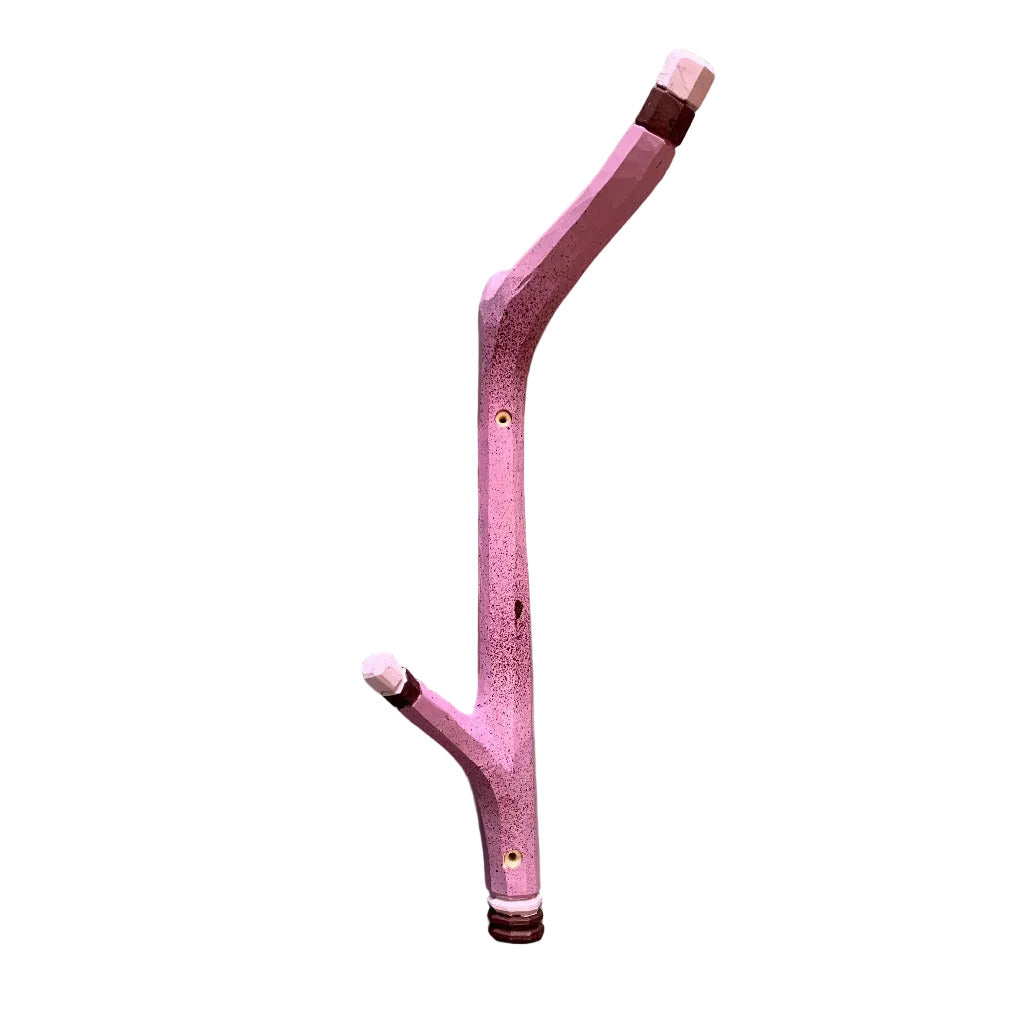 Kleiderhaken Modell 3 in Rosa mit dunkleren Absätzen und zwei Löchern für Schrauben