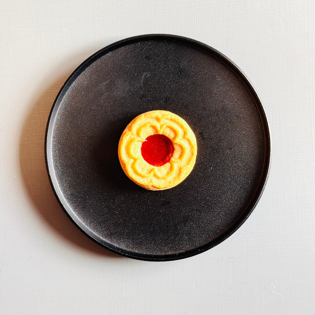 Flatlay mit kleinem Kerzenteller aus Metall schwarz mit Keks