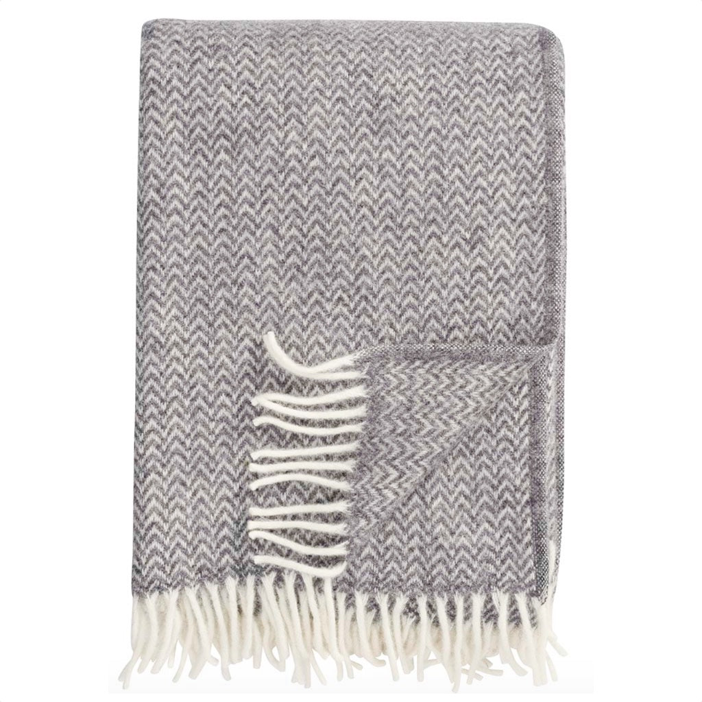 Wolldecke_Oeko_Lammwolle_Chevron_hellgrau_Klippan_Mys-Shop