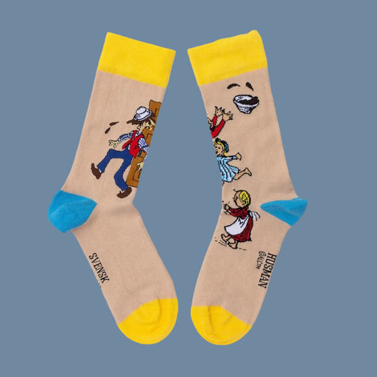 hellbraune Socken mit gelber Spitze und hellblauer ferse mit Michel, Ida, Lina und Vater und einer Schüssel Klösschenteig