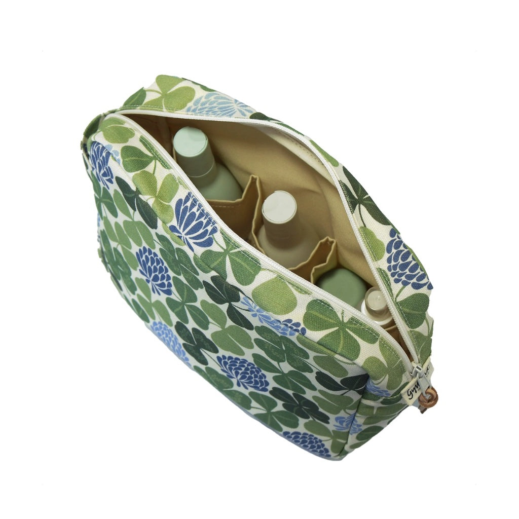 Blick in die Kosmetiktasche XL aus nachhaltiger Bio Baumwolle mit Muster Lyckoklöver 