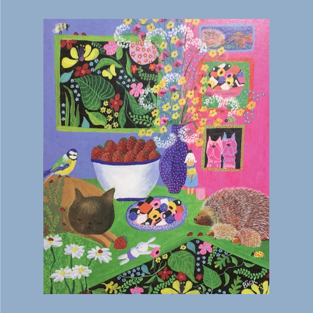 Igel, Katze, Meise in trautem Zusammensein zwischen Blumen und Blumenbildern