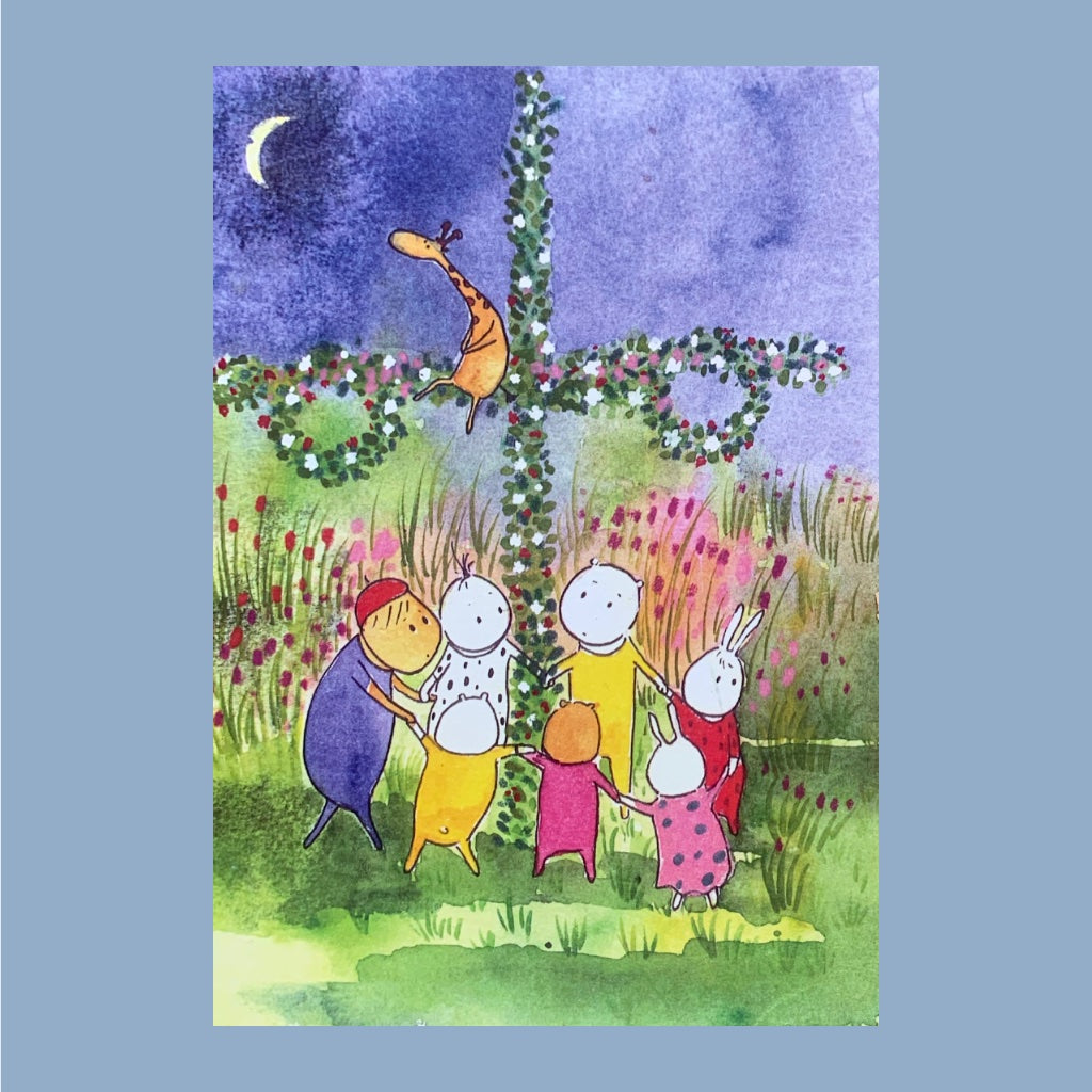 Mittsommerbaum in der mitte, oben eine Mondsichel, ein Wesen sitzt auf einer Querstange des Mittsommerbaumes, in der Wiese tanzen kleine Wesen um den Baum herum