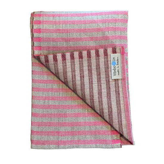 Leinen Handtuch Storm cerise/birdeaux mit schmalen Querstreifen zusammengefaltet mit umgklappter Ecke vor weißem Hintergrund