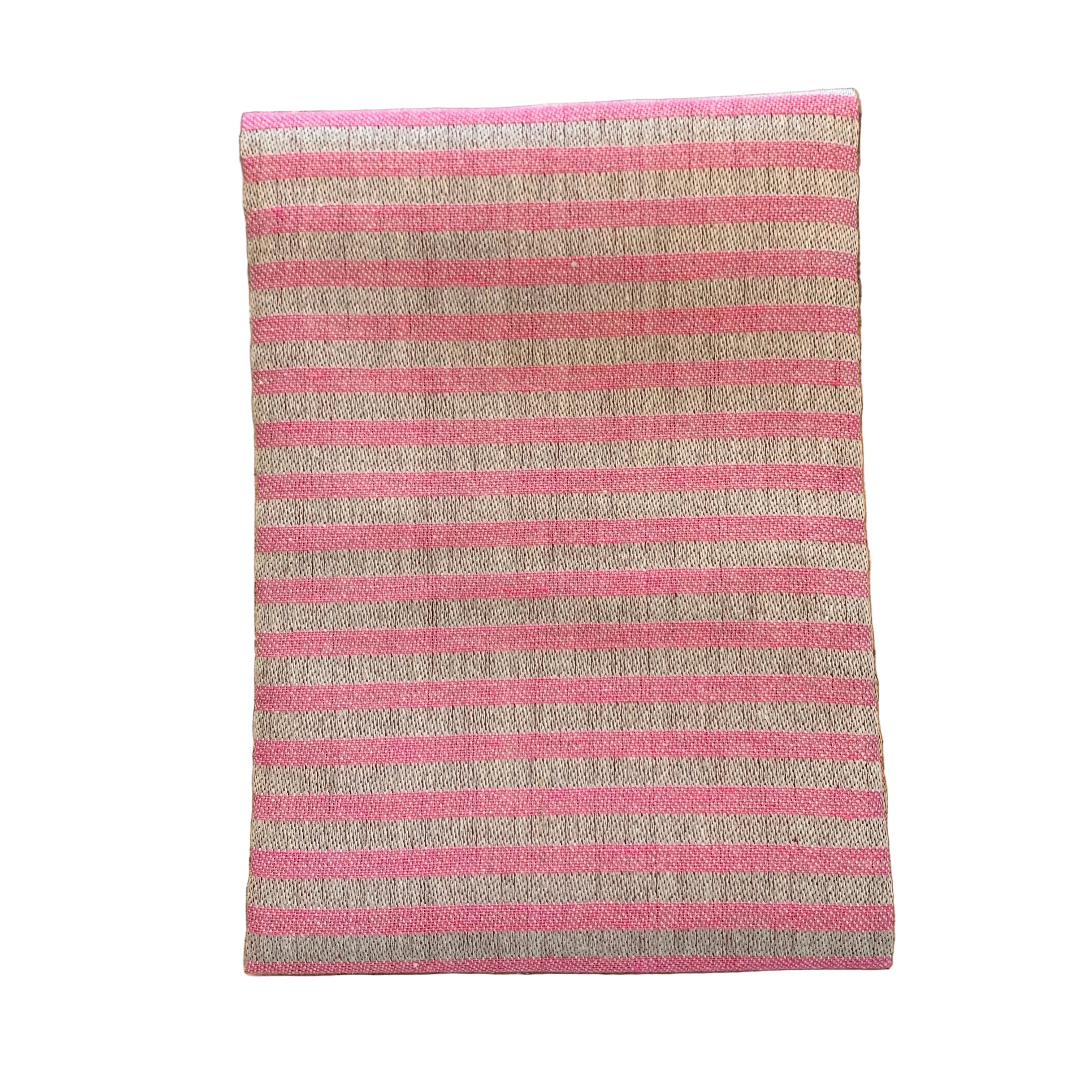 Leinen Handtuch Storm rosa mit schmalen Querstreifen zusammengefaltet vor weißem Hintergrund